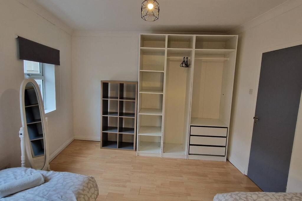 2 Bedroom Flat In Zone 2 Lnd Londra